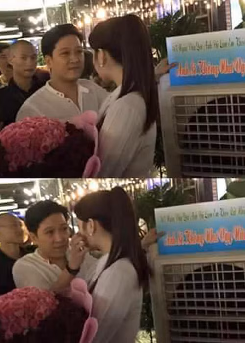 Ngoài bó hoa hồng lớn, Trường Giang còn mang theo tấm bảng ghi lời xin lỗi đến bạn gái: "365 ngày vừa qua anh đã làm em khóc rất nhiều. Anh sẽ không như vậy nữa".