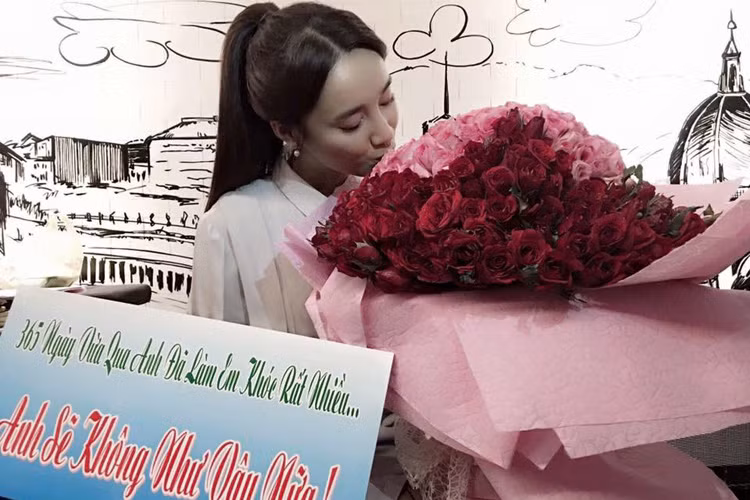 Trên trang cá nhân, Nhã Phương khoe hình ảnh ôm bó hoa hồng và tấm bảng kèm chú thích: "All my love is for you" (Tạm dịch: "Tất cả tình yêu của em đều dành cho anh").