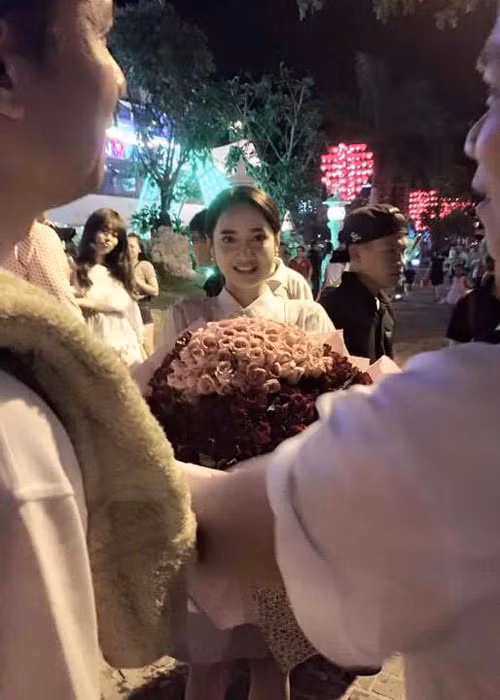 Nhã Phương vô cùng hạnh phúc trước sự xuất hiện bất ngờ của Trường Giang và những gì bạn trai dành cho mình.