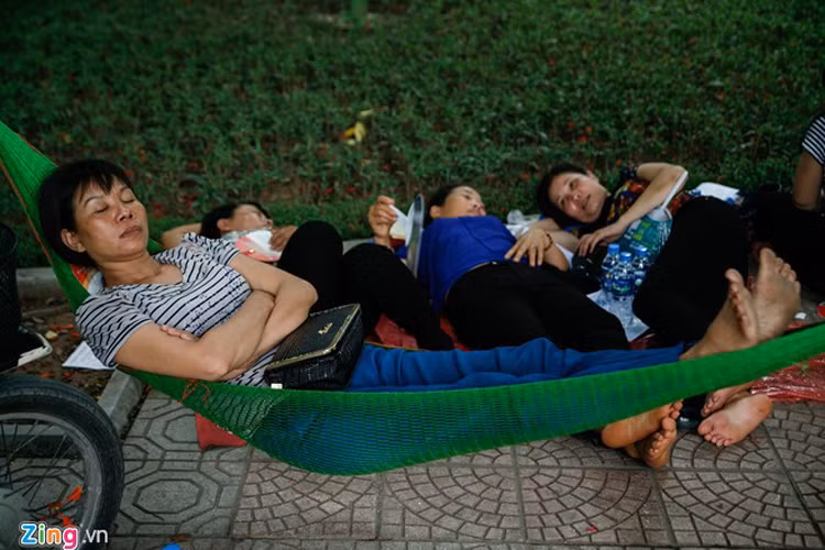 Dịch vụ cho thuê và bán võng xuất hiện đáp ứng nhu cầu của đông đảo người nhà sĩ tử. 