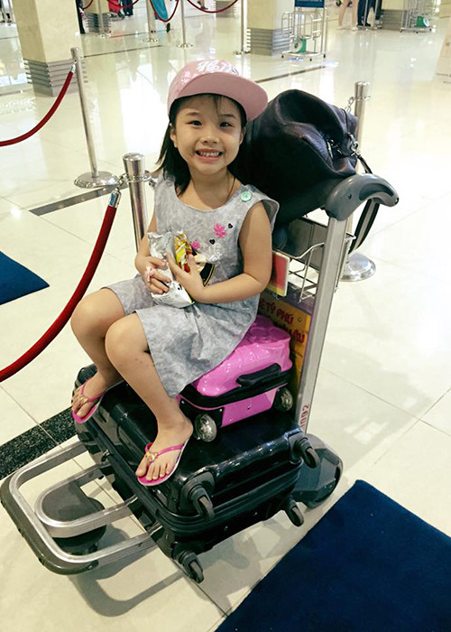 Bé Vi An hiện đang sống cùng với mẹ ở TP HCM. Dù bố mẹ đã ly hôn nhưng cô nhóc vẫn nhận được sự quan tâm, yêu thương của cả bố lẫn mẹ.