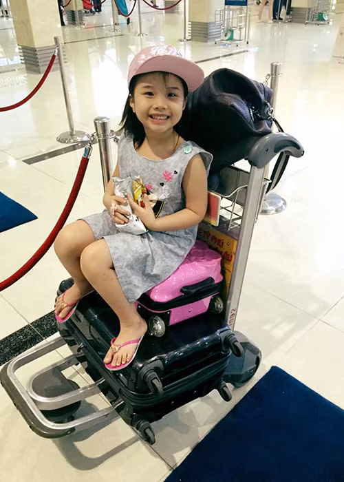 Bé Vi An hiện đang sống cùng với mẹ ở TP HCM. Dù bố mẹ đã ly hôn nhưng cô nhóc vẫn nhận được sự quan tâm, yêu thương của cả bố lẫn mẹ.