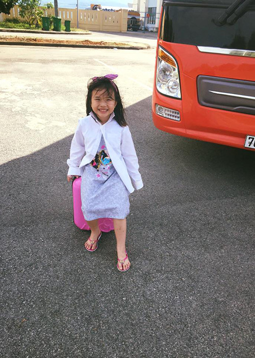 Con gái nam MC cười hạnh phúc khi được bố chụp hình. Cô nhóc được khen ngợi ngày càng xinh xắn, dễ thương.