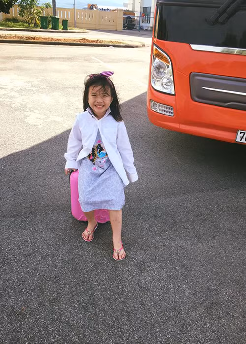 Con gái nam MC cười hạnh phúc khi được bố chụp hình. Cô nhóc được khen ngợi ngày càng xinh xắn, dễ thương.