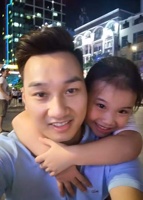 Con gái Thành Trung từng tham gia một cuộc thi âm nhạc nhưng bị bố loại. Nam MC chia sẻ, anh đưa ra quyết định này vì muốn bé Vi An được vui chơi đúng với tuổi.