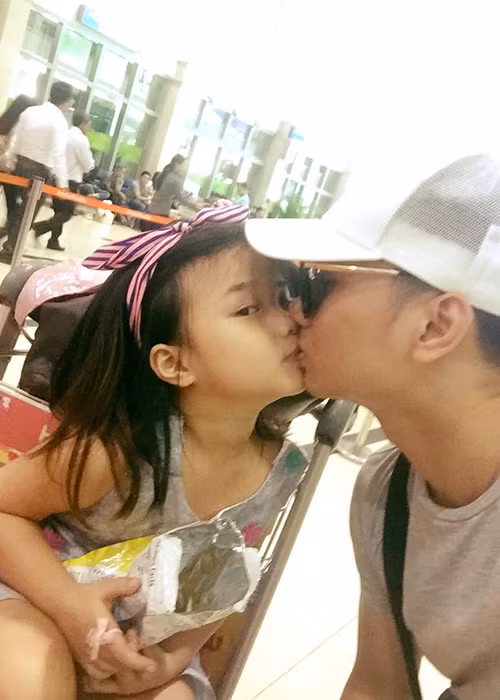 Trên trang cá nhân, Thành Trung khoe hình ảnh thắm thiết bên thiên thần nhỏ của mình.