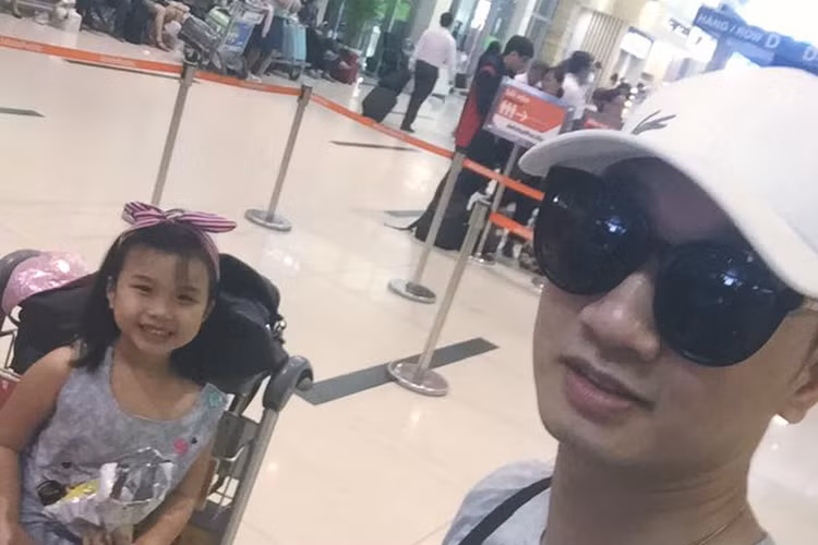 Bé Vi An, con gái của MC Thành Trung và vợ cũ Thu Phượng, vừa được bố dẫn về quê thăm ông bà nội ở Quảng Ngãi.