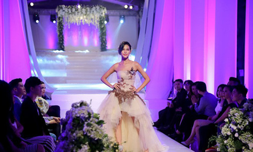 Soi mau thuan trong phat ngon cua Pham Huong