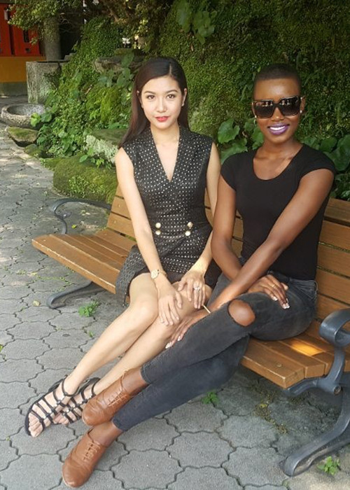 Thúy Vân và Á hậu 2 cuộc thi Hoa hậu Quốc tế 2015 hội ngộ và chụp hình kỷ niệm. 