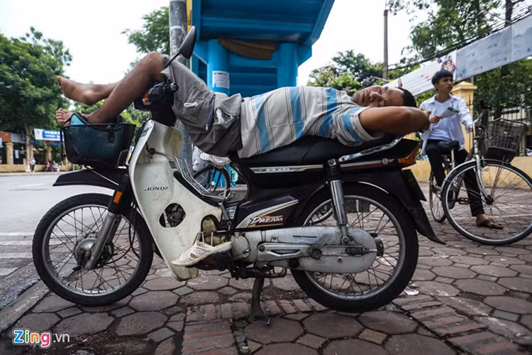 Có phụ huynh ngủ như làm xiếc, còn chiếc xe máy trở thành giường nằm. 