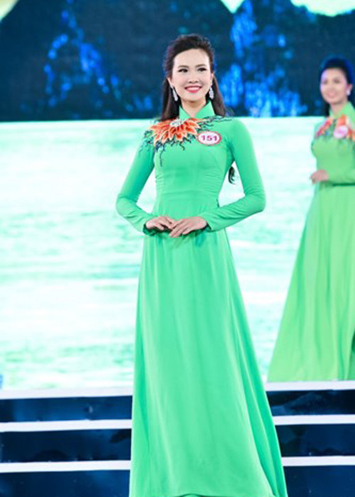 Top 18 phía Bắc bước vào chung kết Hoa hậu Việt Nam 2016 còn có thí sinh Sái Thị Hương Ly. Cô năm nay 22 tuổi, đến từ Hải Dương. Hương Ly đang theo học tại Đại học Kinh tế Quốc dân Hà Nội. 