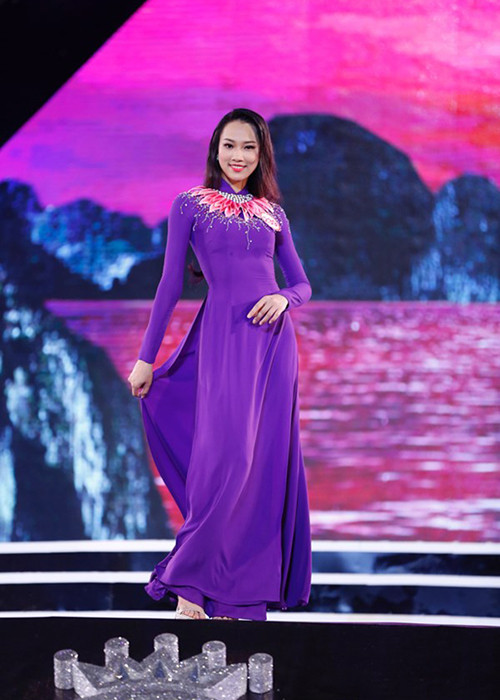 Thủy Tiên đang là sinh viên khoa Kinh tế Đối ngoại tại Đại học Ngoại thương Hà Nội. Khi còn học THPT, cô từng đoạt giải Học sinh giỏi môn Địa lý cấp Thành phố. Thủy Tiên cũng có một chút kinh nghiệm làm MC. (Ảnh: Tiền Phong) 