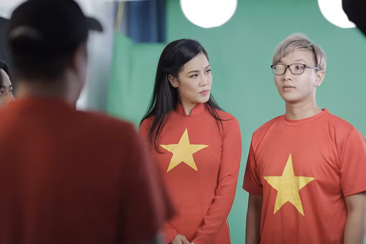 Cùng với Thu Phương, Hoàng Dũng - học trò của nữ ca sĩ tại Giọng hát Việt 2015 cũng đến ghi hình.