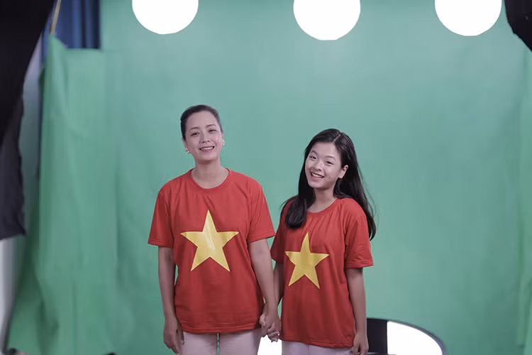 Buổi ghi hình có sự tham gia của nghệ sĩ Chiều Xuân và con gái Hồng Khanh. Cả hai chính là con dâu và cháu nội của cố nhạc sĩ Đỗ Nhuận - tác giả của ca khúc “Việt Nam quê hương tôi”.