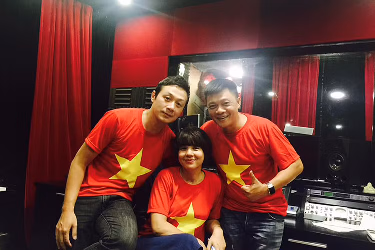 Hình ảnh MC Anh Tuấn, MC Trần Quang Minh và MC Diễm Quỳnh trong phòng thu MV “Việt Nam quê hương tôi”.