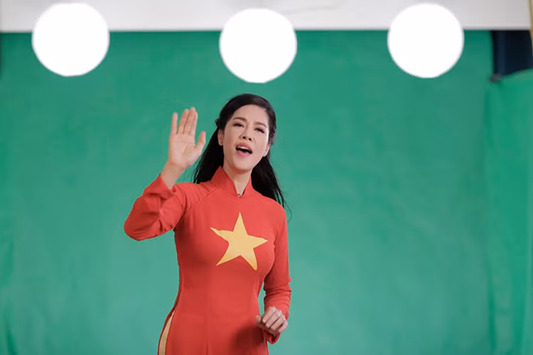 Ca sĩ Thu Phương cũng hưởng ứng lời kêu gọi của Minh Quân. Cô cùng những người tham gia MV diện áo cờ đỏ sao vàng.