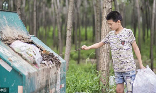 Cam dong cau be nhat rac kiem tien cho me ke chua benh ung thu