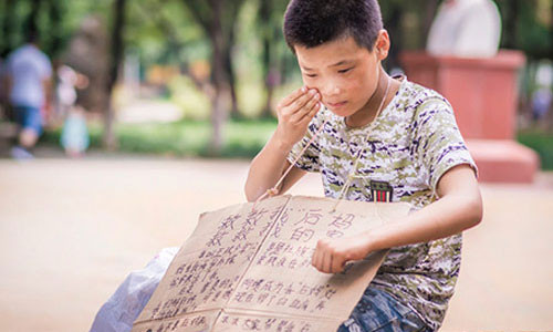 Cam dong cau be nhat rac kiem tien cho me ke chua benh ung thu-Hinh-7