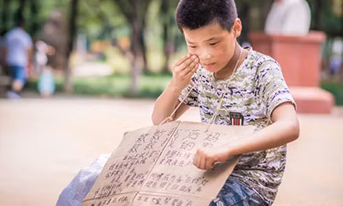 Cam dong cau be nhat rac kiem tien cho me ke chua benh ung thu-Hinh-7