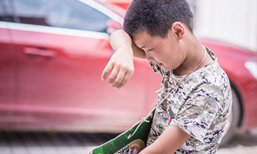 Cam dong cau be nhat rac kiem tien cho me ke chua benh ung thu-Hinh-8