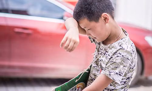 Cam dong cau be nhat rac kiem tien cho me ke chua benh ung thu-Hinh-8