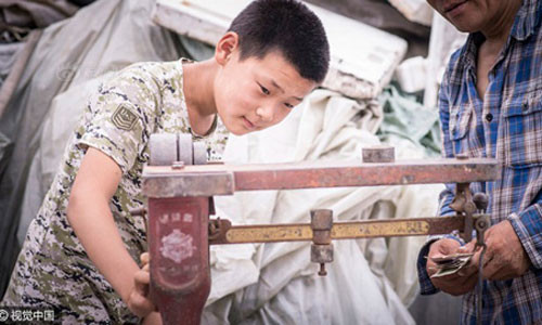 Cam dong cau be nhat rac kiem tien cho me ke chua benh ung thu-Hinh-9