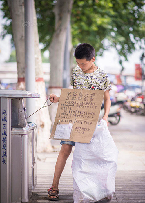 Cam dong cau be nhat rac kiem tien cho me ke chua benh ung thu-Hinh-2