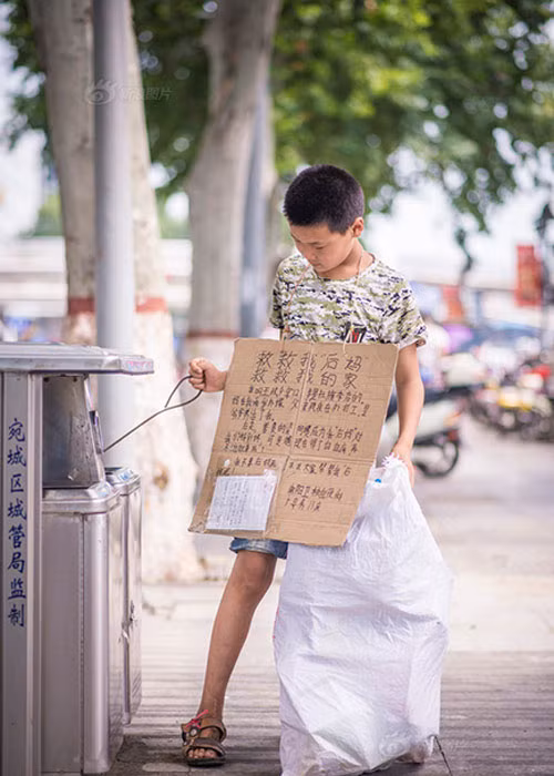 Cam dong cau be nhat rac kiem tien cho me ke chua benh ung thu-Hinh-2