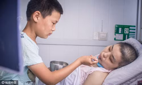 Cam dong cau be nhat rac kiem tien cho me ke chua benh ung thu-Hinh-5