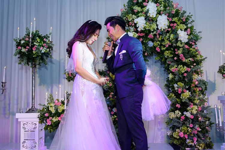 Trước cập bến hạnh phúc bên Thanh Bình, Ngọc Lan gặp nhiều trắc trở trong đường tình duyên. Vì vậy, người hâm mộ nữ diễn viên phim “Cổng mặt trời” vô cùng vui mừng cho lễ ăn hỏi của Ngọc Lan và gửi những lời chúc mừng đến đôi uyên ương này. (Ảnh: Zing) 