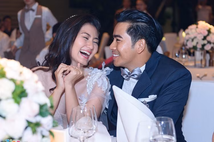 Ngày 22/7, Ngọc Lan làm đám hỏi với nam diễn viên Thanh Bình. Cả hai đã làm bạn 10 năm trước khi nên nghĩa vợ chồng. Đầu năm 2016, cặp đôi công khai hẹn hò và thường xuyên chia sẻ những khoảnh khắc ngọt ngào bên nhau. (Ảnh: Zing) 