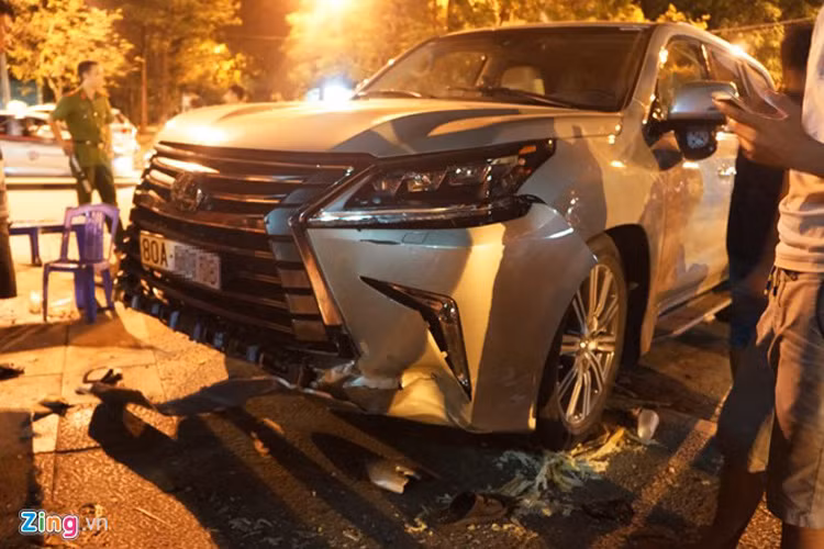 Thời gian trên, chiếc xe xe sang Lexus 570 biển 80A được cho là đi với tốc độ cao chạy từ Ga Thanh Hóa hướng về trụ sở Công an TP Thanh Hóa đến đoạn đường trên thì bất ngờ mất lái.