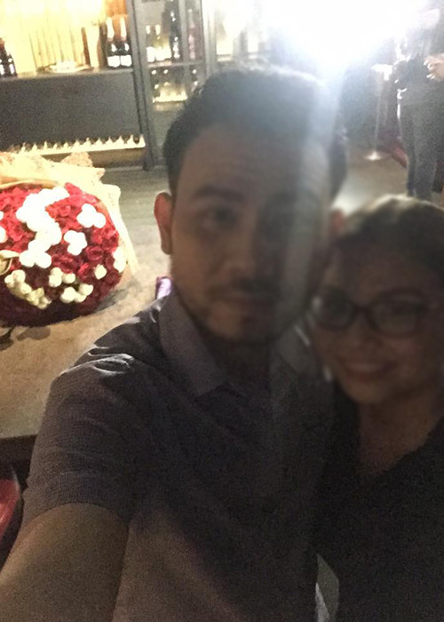 Hình ảnh bó hoa hồng (phía bên trái) mà Trấn Thành tặng bạn gái. Còn nhớ, khi bị khui chuyện hẹn hò Trấn Thành vào đầu năm 2016, Hari Won bị chỉ trích vì cô mới chia tay mối tình 9 năm với Tiến Đạt. Lúc đó, Trấn Thành đã lên tiếng bảo vệ bạn gái rằng, cả hai yêu nhau khi Hari Won đã độc thân. 