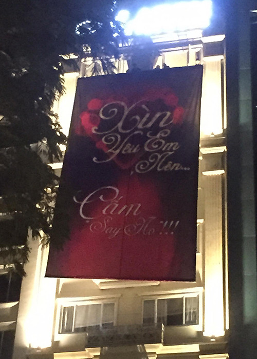 Fans của Trấn Thành còn hỗ trợ thần tượng gửi tới người bạn gái lời ngọt ngào: “Xìn yêu em nên cấm say no (nói không)”. Có thể thấy việc chuẩn bị chu đáo, lãng mạn, hoành tráng như phim của nam danh hài đã biến Hari Won trở thành cô gái hạnh phúc nhất, khiến nhiều người ghen tị trong tối qua. 