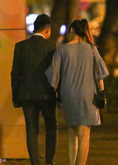 Trong 6 tháng hẹn hò, Trấn Thành - Hari Won đã gặp không ít sóng gió nhưng họ vẫn luôn gắn bó không rời. Vừa qua, do Trấn Thành bị từ chối nhập cảnh vào Mỹ nên Hari Won một mình ở xứ cờ hoa lưu diễn cùng các đồng nghiệp. (Ảnh: Zing)