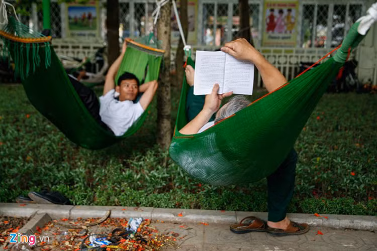 Nhiều người nằm không ngủ nổi vì lo lắng cho con. 