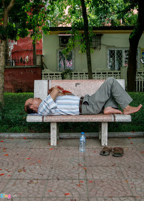 Hành trang của thí sinh là sách bút và kiến thức, còn hành trang của cha mẹ là quạt giấy, chai nước và tình yêu thương. 