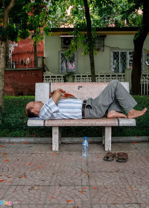 Hành trang của thí sinh là sách bút và kiến thức, còn hành trang của cha mẹ là quạt giấy, chai nước và tình yêu thương.