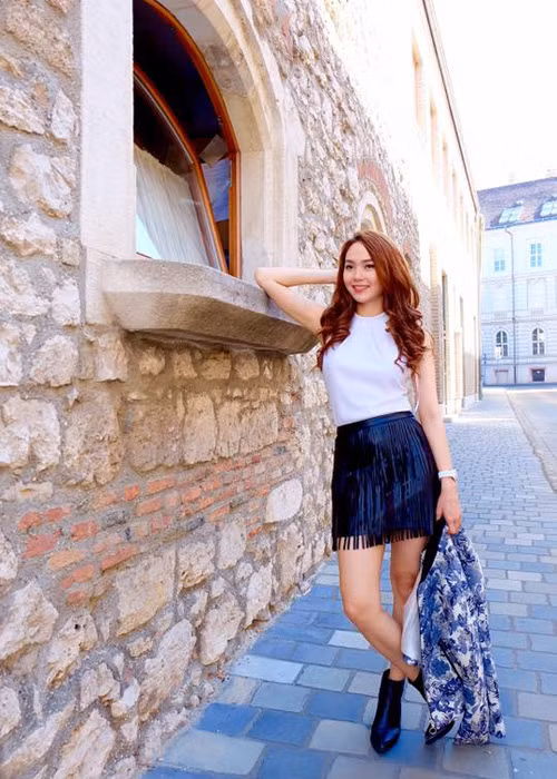 Xuất hiện trên đường phố của Budapest (Hungary), nữ diễn viên phim "Bao giờ có yêu nhau" không bỏ qua xu hướng tua rua của mùa hè 2016.