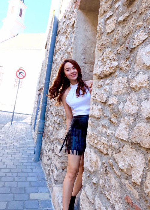 Nữ ca sĩ buông tóc xõa nữ tính và luôn nở nụ cười tỏa nắng "đốn tim" fans.