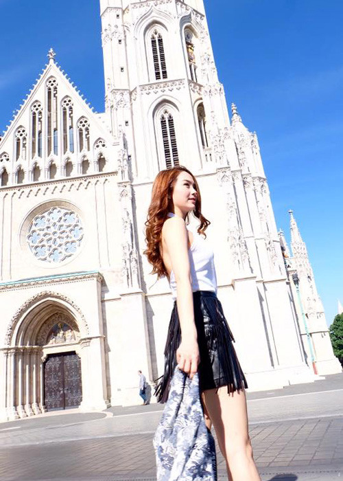 Ngoài nhan sắc xinh đẹp, trẻ trung, Minh Hằng còn gây ấn tượng bởi phong cách thời trang xuống phố đẹp miễn chê.