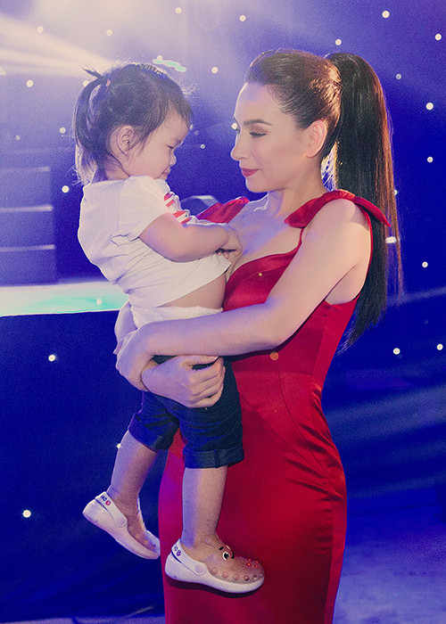 Ngoài Hồ Văn Cường, Phi Nhung còn được gặp cô con nuôi Phi Như trên trường quay. Sự xuất hiện của hai nhóc tì này khiến nữ ca sĩ quên hết mệt mỏi của ngày làm việc dài. 