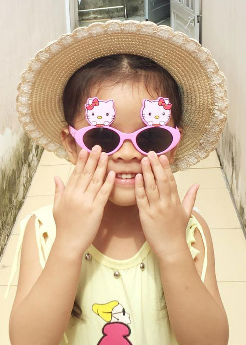 Nhóc tì của "Bố ơi! Mình đi đâu thế?" mùa 3 nhí nhảnh với cặp kính mắt dễ thương màu hồng.