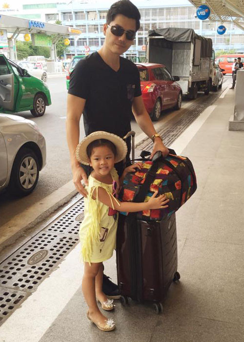 Bé Bell cùng bố Thành Được tạm biệt mẹ trước lên máy bay.