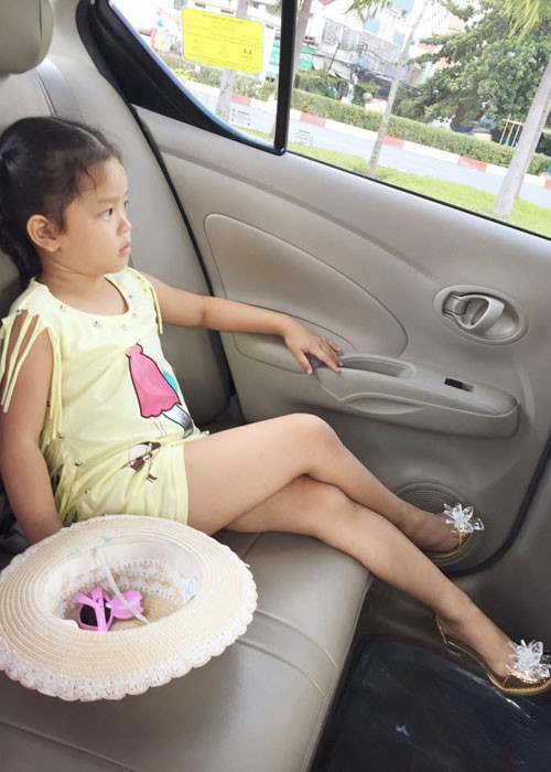 Trên đường đến sân bay, bé Bell liên tục muốn mẹ đi theo cùng vì cô nhóc cảm thấy buồn khi mẹ không ở bên cạnh.