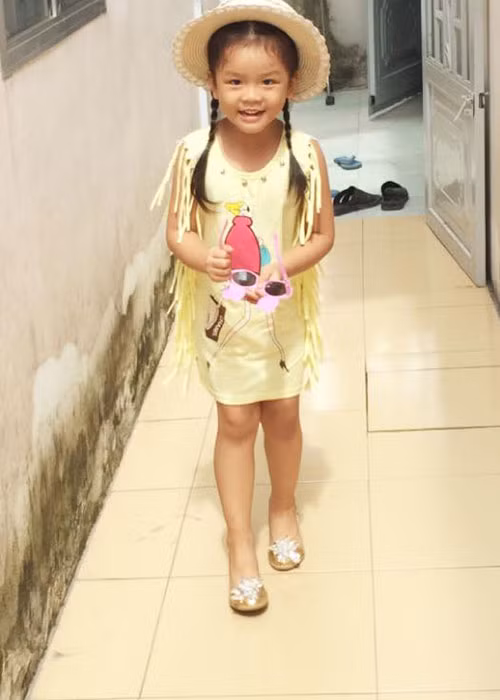 Trước đó, trên trang cá nhân, Trần Vân Anh chia sẻ hình ảnh bé Bell cùng bố lên đường để quay hình cho "Bố ơi! Mình đi đâu thế?" mùa 3.