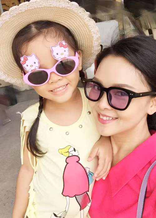 Theo lời vợ của diễn viên Thành Được, sau khi nghe bài hát "Nhật ký của mẹ", bé Bell nức nở nói muốn về với mẹ. Bà xã của nam diễn viên rất thương con gái khi bé đang bị bệnh mà phải đi xa.