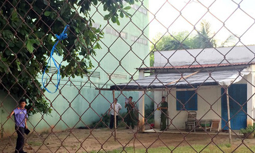 Lực lượng chức năng khám nghiệm hiện trường căn nhà xảy ra vụ việc. Ảnh: Lê Trai.