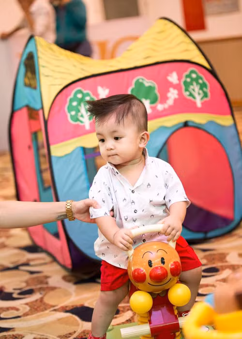 Chia sẻ về ngày thôi nôi của con trai, Ái Châu tâm sự: “Vậy là Happy được 1 tuổi. Ngày này năm rồi em mới chui ra khỏi bụng mẹ, bé xíu, trắng tươi, môi đỏ hồng, khóc bự nhất cái bệnh viện”. 