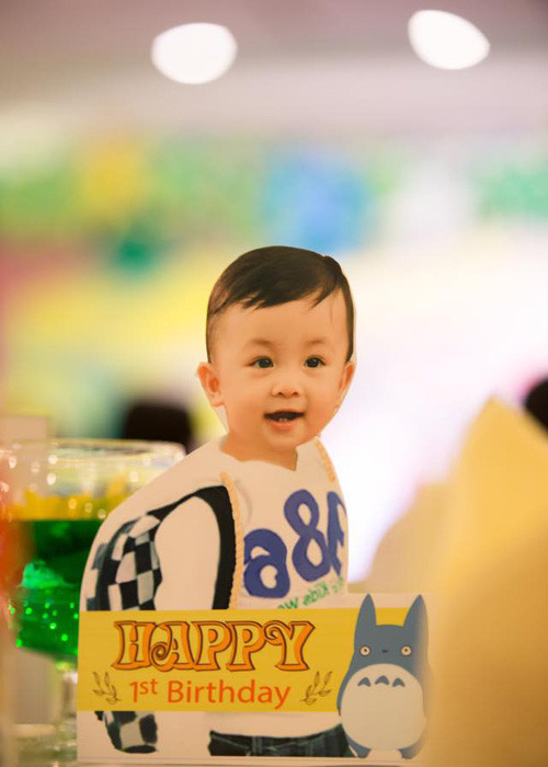 Con trai Huỳnh Đông hiện là một trong những nhóc tì nhà sao Việt được cộng đồng mạng yêu mến bởi vẻ dễ thương, đáng yêu. 